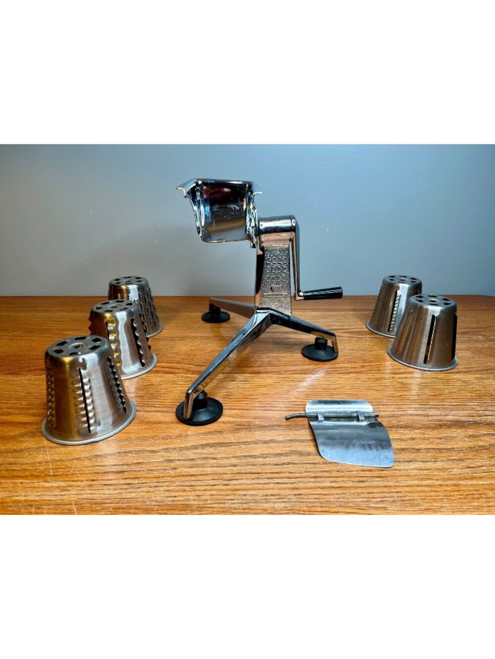Saladmaster   Manual  Food Processor Shredder Slicer Cutter With 5 Attachments